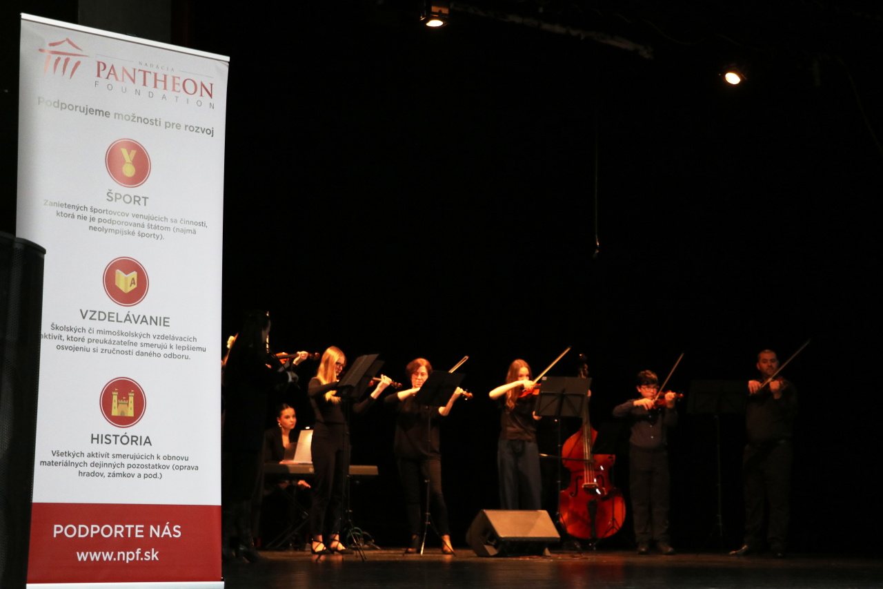 Baner Nadácie Pantheon na javisku počas festivalu Žiarska divadelná jeseň
